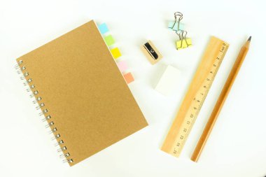 Ahşap yazma araçları, kalem, kalem, cetvel, silgi, kalemtıraş ve kitap seti