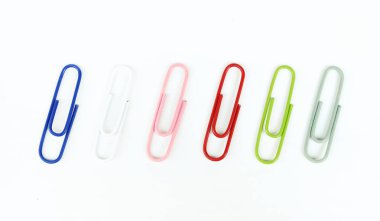 Renkli beyaz arka plan üzerinde izole ataş