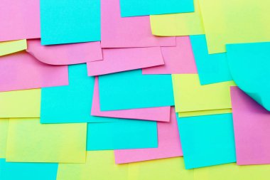 Sarı, pembe, mavi yapışkan not izole beyaz arka plan üzerinde