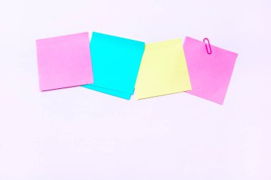 Sarı, pembe, mavi yapışkan not izole beyaz arka plan üzerinde