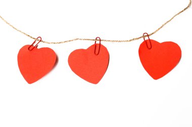 Beyaz arka plan üzerinde izole kırmızı kağıt Kalpler