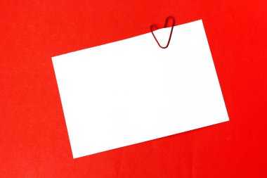 Beyaz arka plan üzerinde izole kırmızı kağıt Kalpler