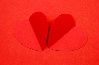 Beyaz arka plan üzerinde izole kırmızı kağıt Kalpler