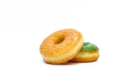 Beyaz arka plan üzerinde izole kahverengi ve yeşil sırlı çörek