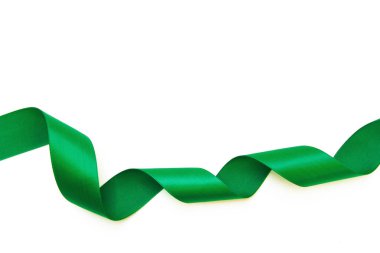 Yeşil saten kurdele beyaz arka plan üzerinde izole