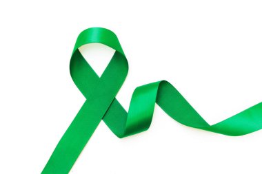 Yeşil saten kurdele beyaz arka plan üzerinde izole