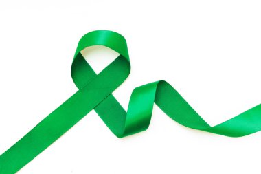 Yeşil saten kurdele beyaz arka plan üzerinde izole