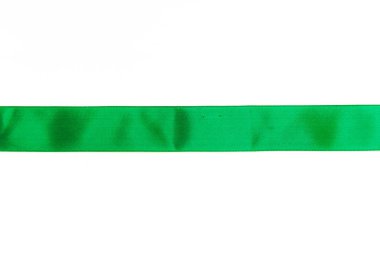 Yeşil saten kurdele beyaz arka plan üzerinde izole