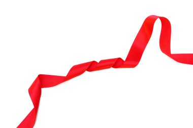 Beyaz arkaplanda kırmızı saten kurdele izole edildi