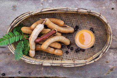 Demirhindi ve demirhindi suyu bal ahşap arka plan üzerinde