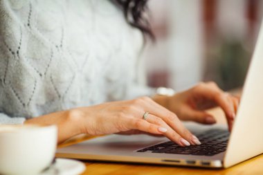 bir dizüstü bilgisayarda yazarak eller