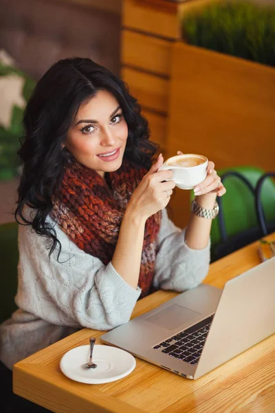 Gyönyörű nő ül kávézóban, sál — Stock Fotó