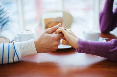 İnsanlar kahve içme. İle Cups eller.