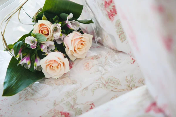 Bouquet de mariée avec des roses beiges et des orchidées violettes — Photo