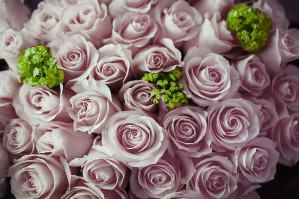 Bouquet nuptial aux roses violettes et fleurs vertes — Photo