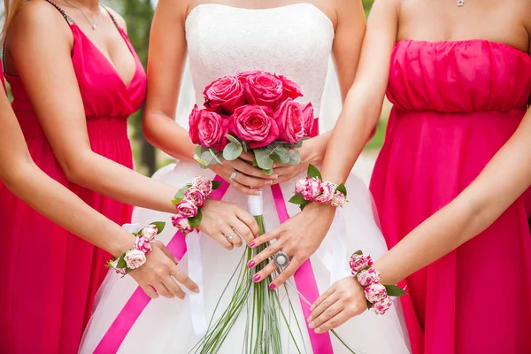 La sposa tiene il mazzo di rosa rosa in mani. damigella — Foto Stock