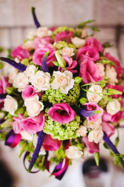 Bouquet de mariage avec pivoines délicates et roses — Photo