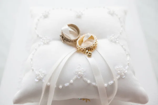Anneaux de mariage sur oreiller blanc avec dentelle et perles . — Photo