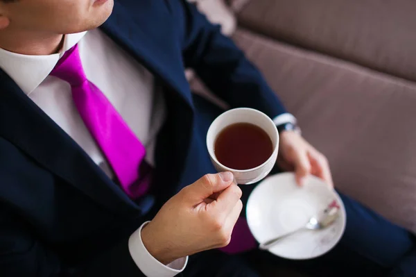 Adam pahalı takım elbise içecekler Espresso Holding Kupası