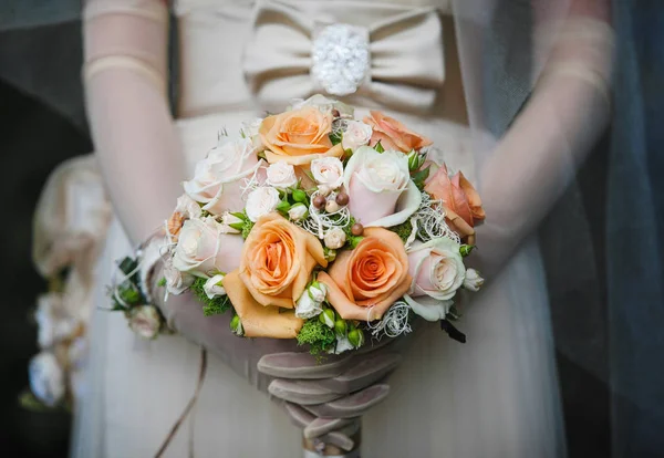 Bride se tient dans la robe, arc à la taille tient bouquet — Photo