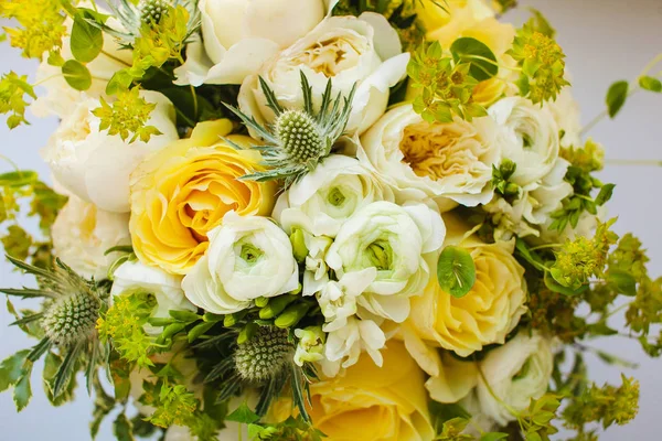 Bouquet de mariage avec pivoines délicates et roses — Photo