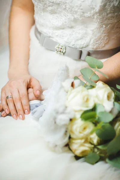 Mariée assise avec les mains croisées dans l'anneau de mariage — Photo