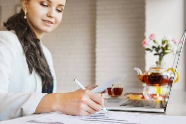 Kadın kalem ile grafik ile kağıt üzerinde notlar olun. Kalem ile odaklı el