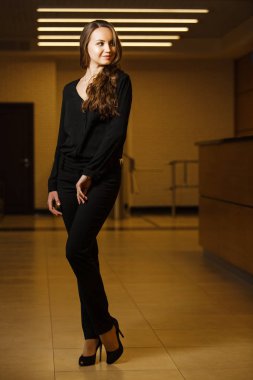 İçinde ve cinsel bir kenara seyir duran güzel esmer kadın.