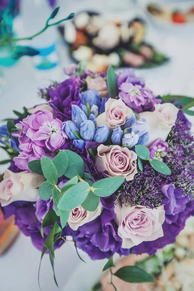 Bouquet de mariage avec pivoines et roses décorées dans la couleur pourpre — Photo
