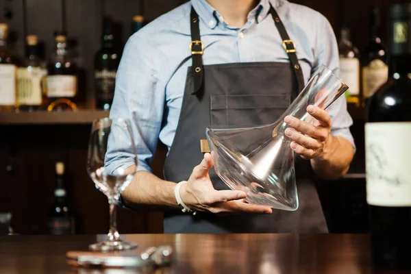 Bodega en barcounter en el fondo de sommelier con decantador emty — Foto de Stock