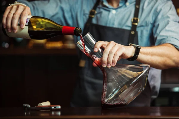 Sommelier verter vino tinto en la jarra para hacer el color perfecto — Foto de Stock