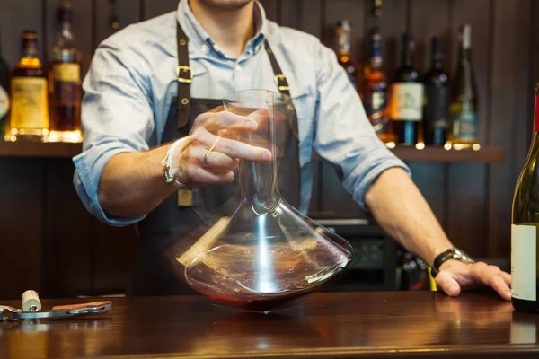 Şarap tortu bozmadan decanting barmen — Stok fotoğraf