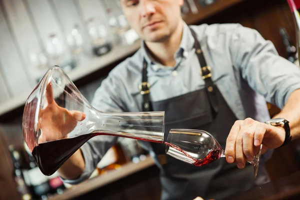 Sommelier verter el vino en el vaso del tazón de la mezcla. Camarero masculino — Foto de Stock