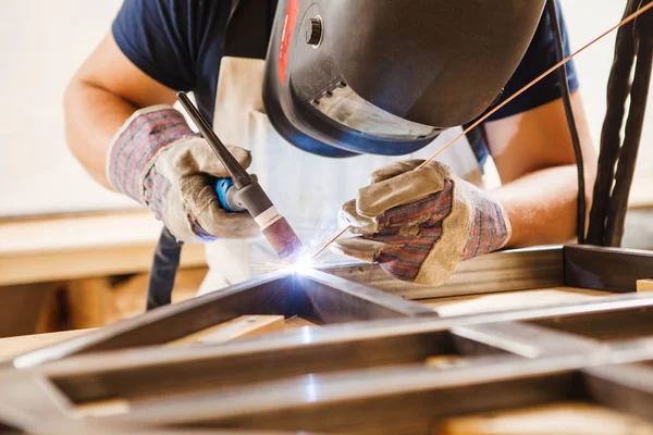 Male in face mask welds with argon-arc welding — Stock Photo, Image