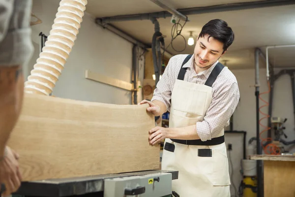 Arbeiter bearbeitet Brett auf Holzbearbeitungsmaschine — Stockfoto