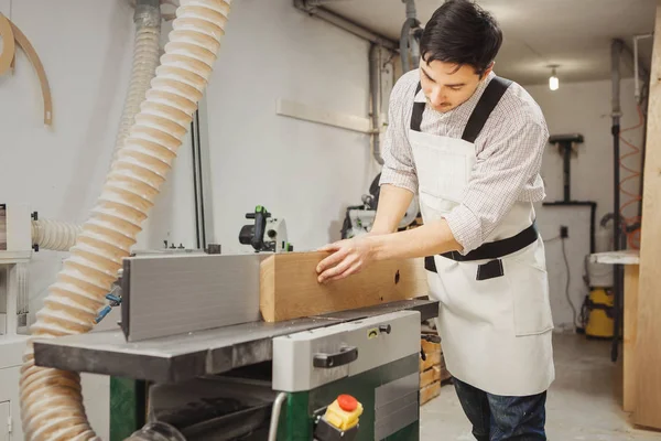 Worker processer styrelsen på träbearbetning maskin — Stockfoto