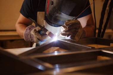 Yüz maskesi kaynaklı erkek argon-ark kaynaklı.