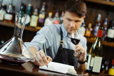 Kırmızı şarap tatma ve sayaç bar, notlar erkek sommelier