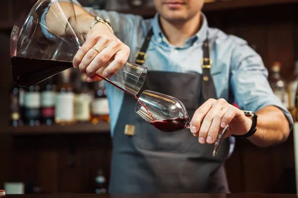 Sommelier verter el vino en el vaso del tazón de la mezcla. Camarero masculino — Foto de Stock