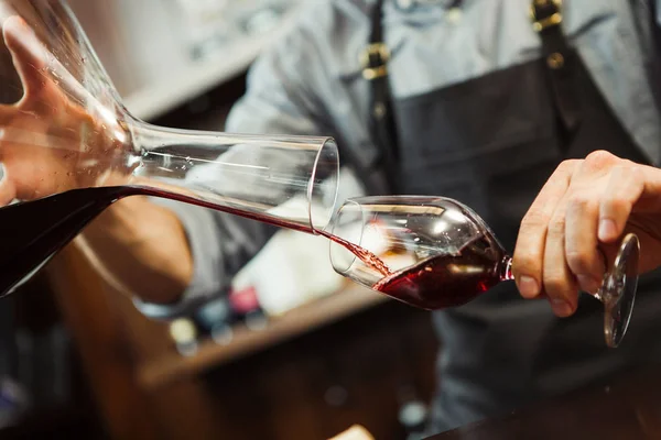 Sommelier verser le vin dans un verre à partir d'un bol de mélange. Serveur masculin — Photo