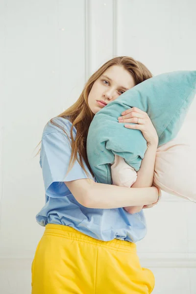 Mulher cansada segura a almofada. Menina sem maquiagem quer dormir . — Fotografia de Stock