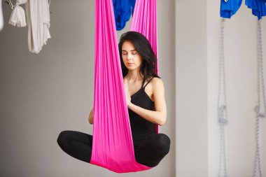Lotus poz ipek hamak üzerinde hava Anti yerçekimi yoga-kız