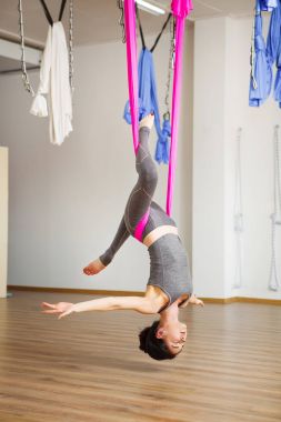 Yıldız inversiyon hava Anti yerçekimi yoga poz, kadın exerciseses hamak ile