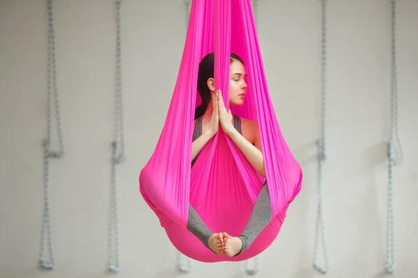 Kız lotus hava Anti yerçekimi yoga poz. Kadın hamakta oturur