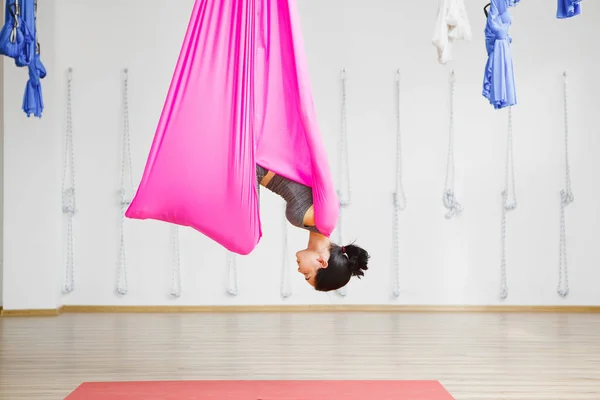 Aero yoga eğitmeni tam uzunlukta uygular. Kız hamak