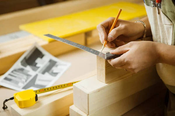 Ambachtsman maatregel houten planken met hulp van de liniaal. Schrijnwerker atelier — Stockfoto
