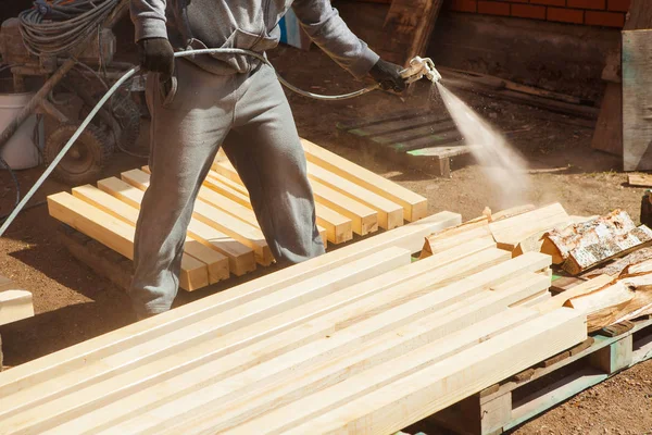 Aplicação de retardador de chama garantindo proteção contra incêndio, dispositivo de pulverização airless . — Fotografia de Stock