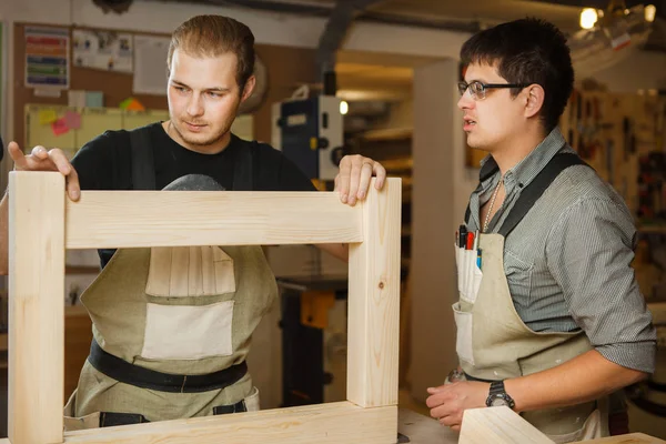 Timmerlieden werken met houten planken op workshop. Mannen bouw detail — Stockfoto