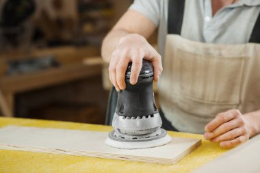 Ahşap, tahta parlatma. Eksantrik taşlama yapar