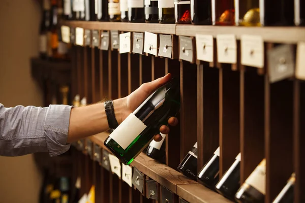 Експерт з виноробства вибирає елітне біле вино в підвалі . — стокове фото